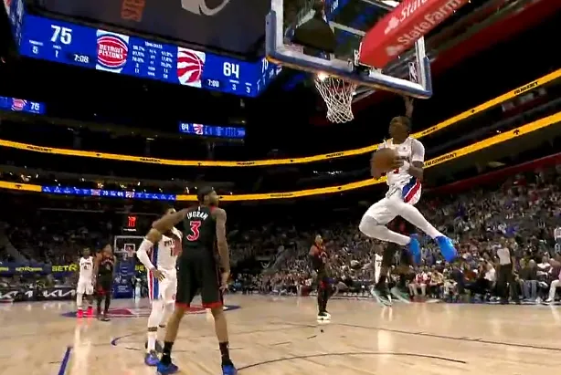 奥萨尔飞身大拉杆上反篮打进，活塞下半场领先猛龙13分